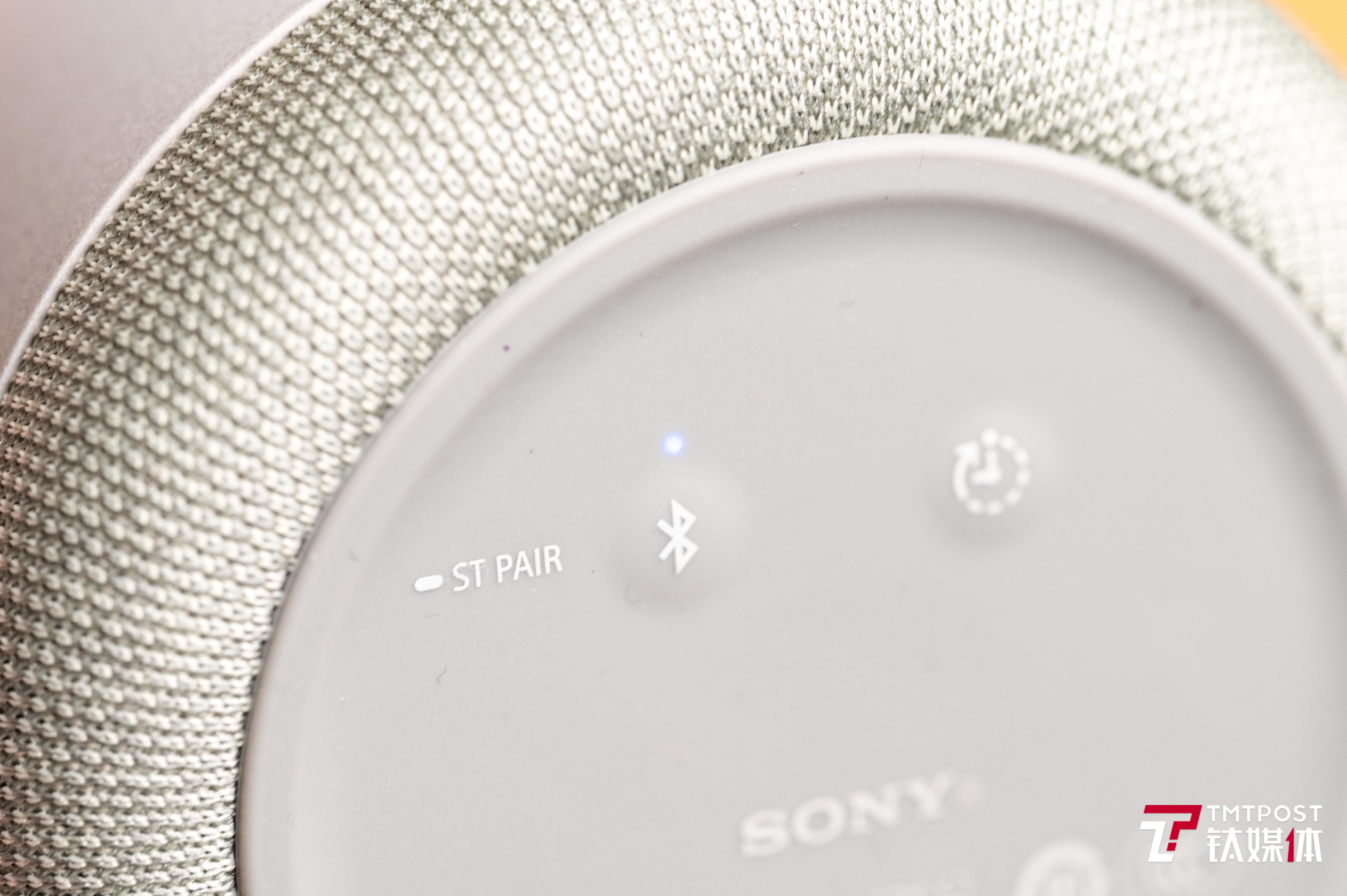 底部蓝牙连接按键与指示灯