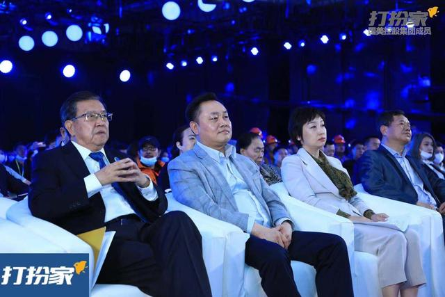 （图：黄光裕、杜鹃在打扮家发布会）