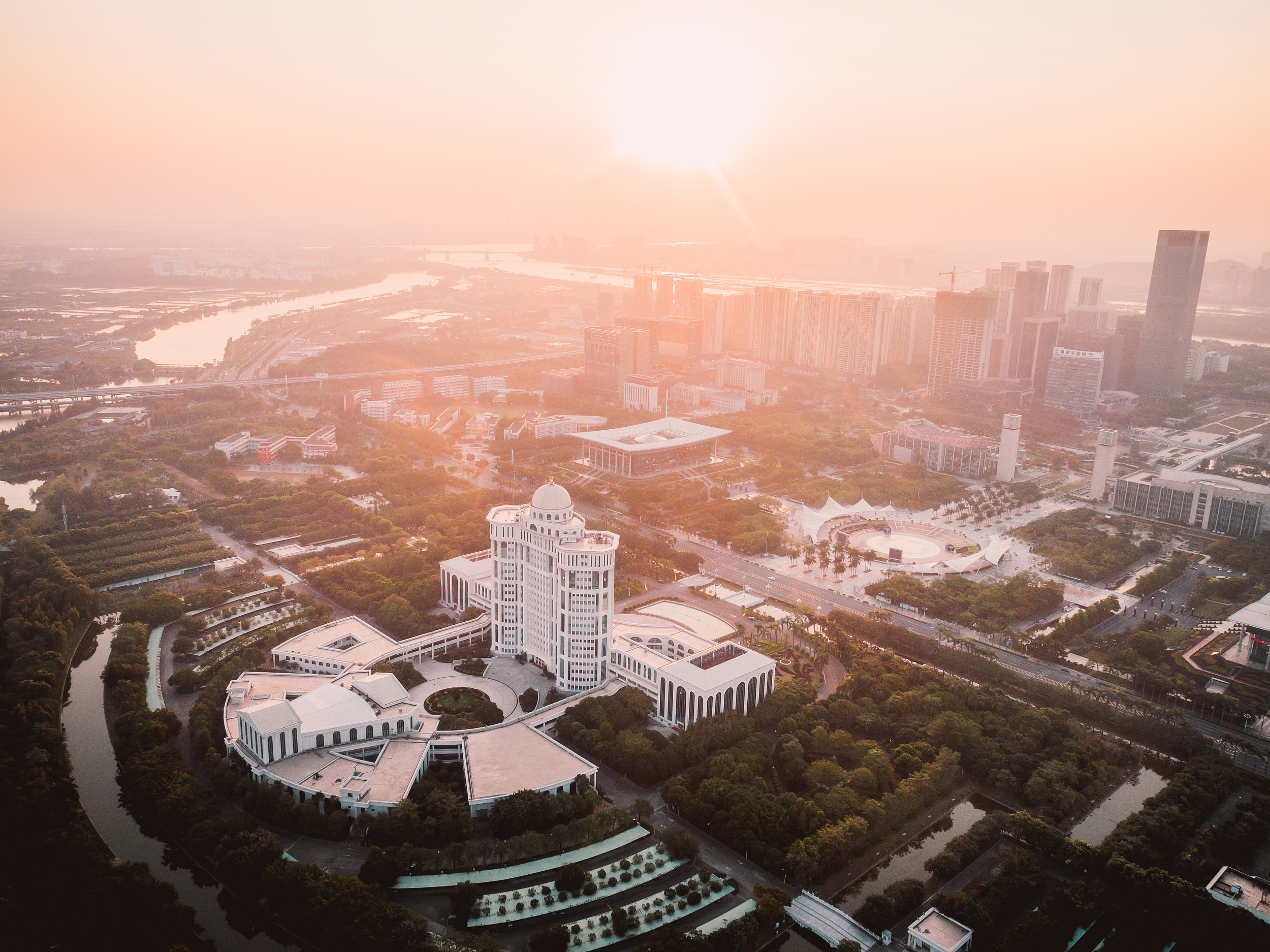 美的、摩飞、小熊，广东小镇40年：从筚路蓝缕，到包围世界