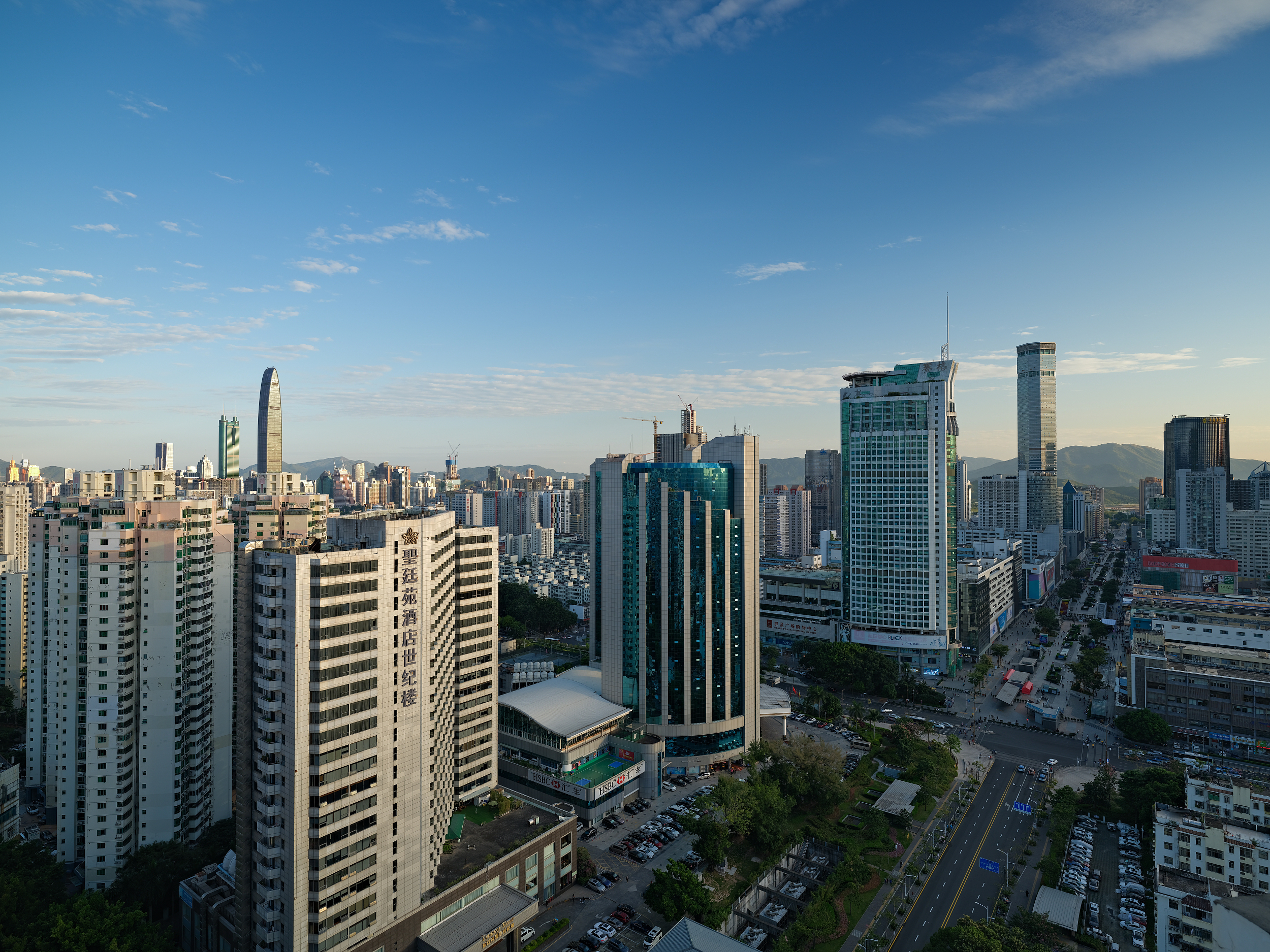 美妆蔫了、芯片火了，华强北重拾“老本行”？