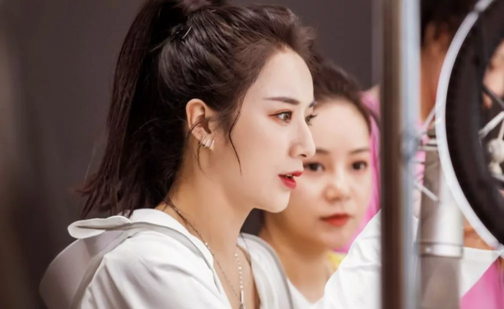 薇娅「换壳」，谦寻「探路」