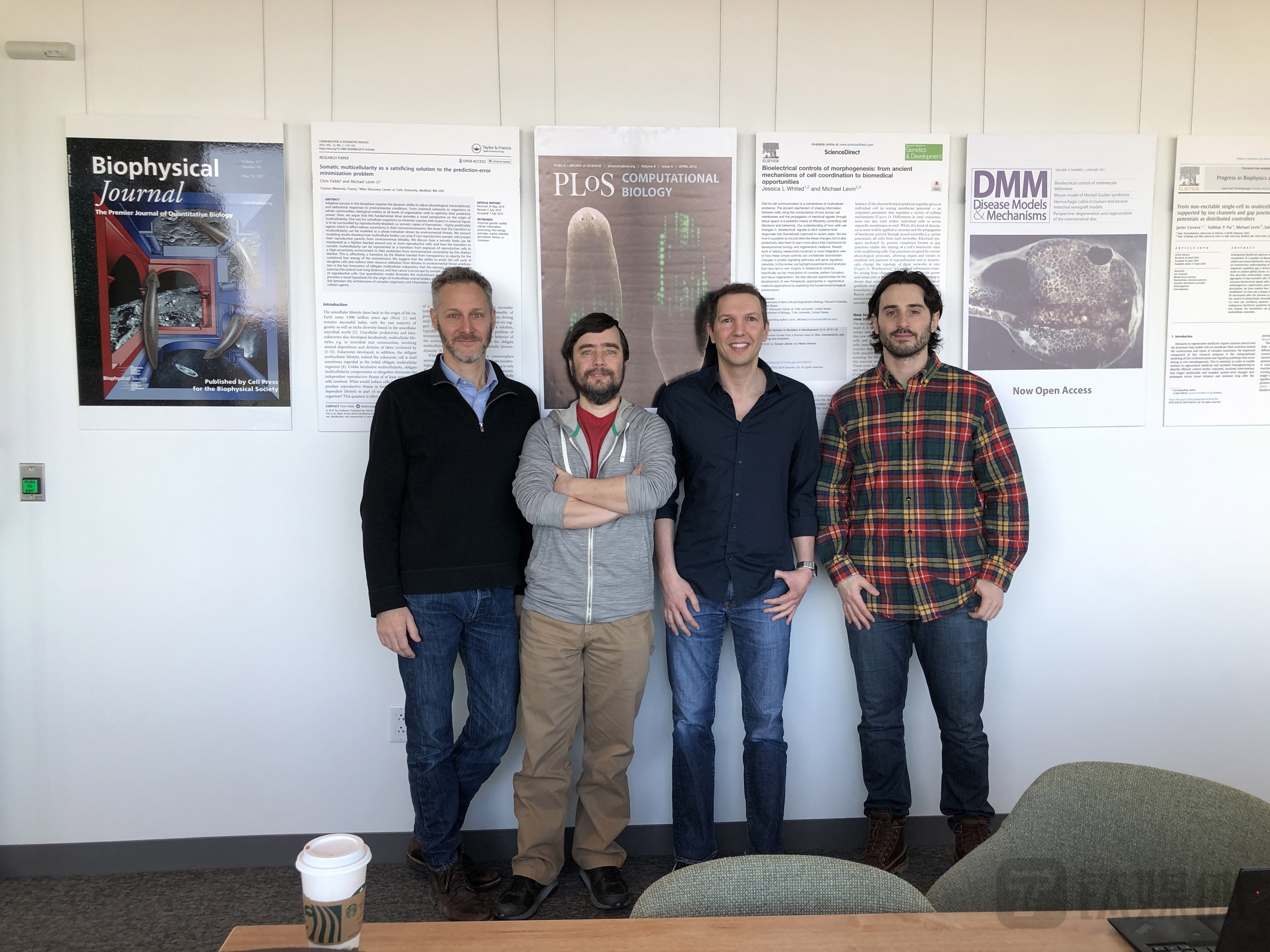 Xenobots 3.0的设计团队（左起）：乔西&middot;邦加德，佛蒙特大学；迈克尔&middot;莱辛，塔夫茨大学和哈佛大学Wyss研究所；道格拉斯&bull;布莱克斯顿，塔夫茨大学；山姆&middot;克雷格曼，塔夫茨大学和哈佛大学Wyss研究所。图片来源：塔夫茨大学