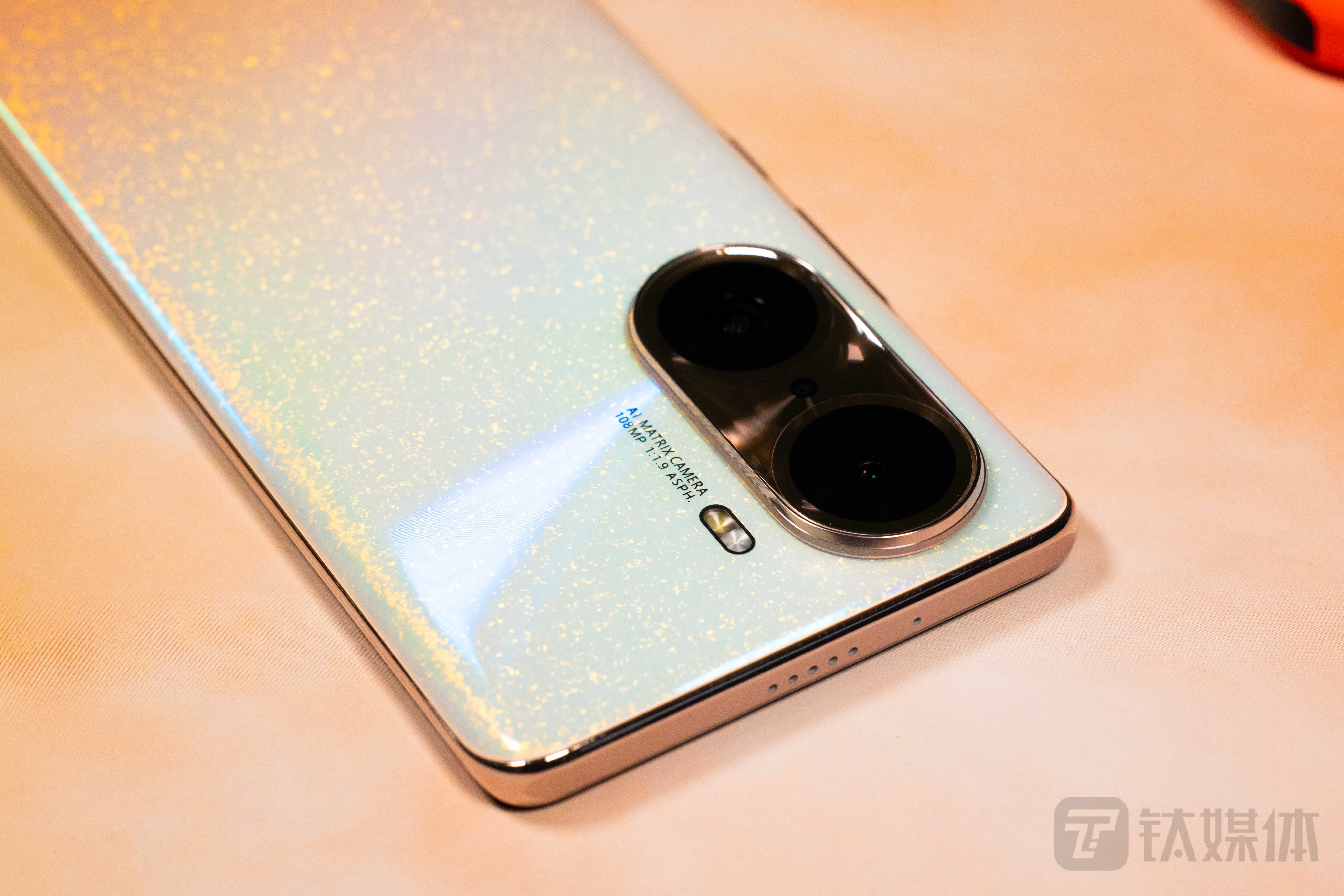 荣耀60 Pro-&ldquo;戒环&rdquo;设计