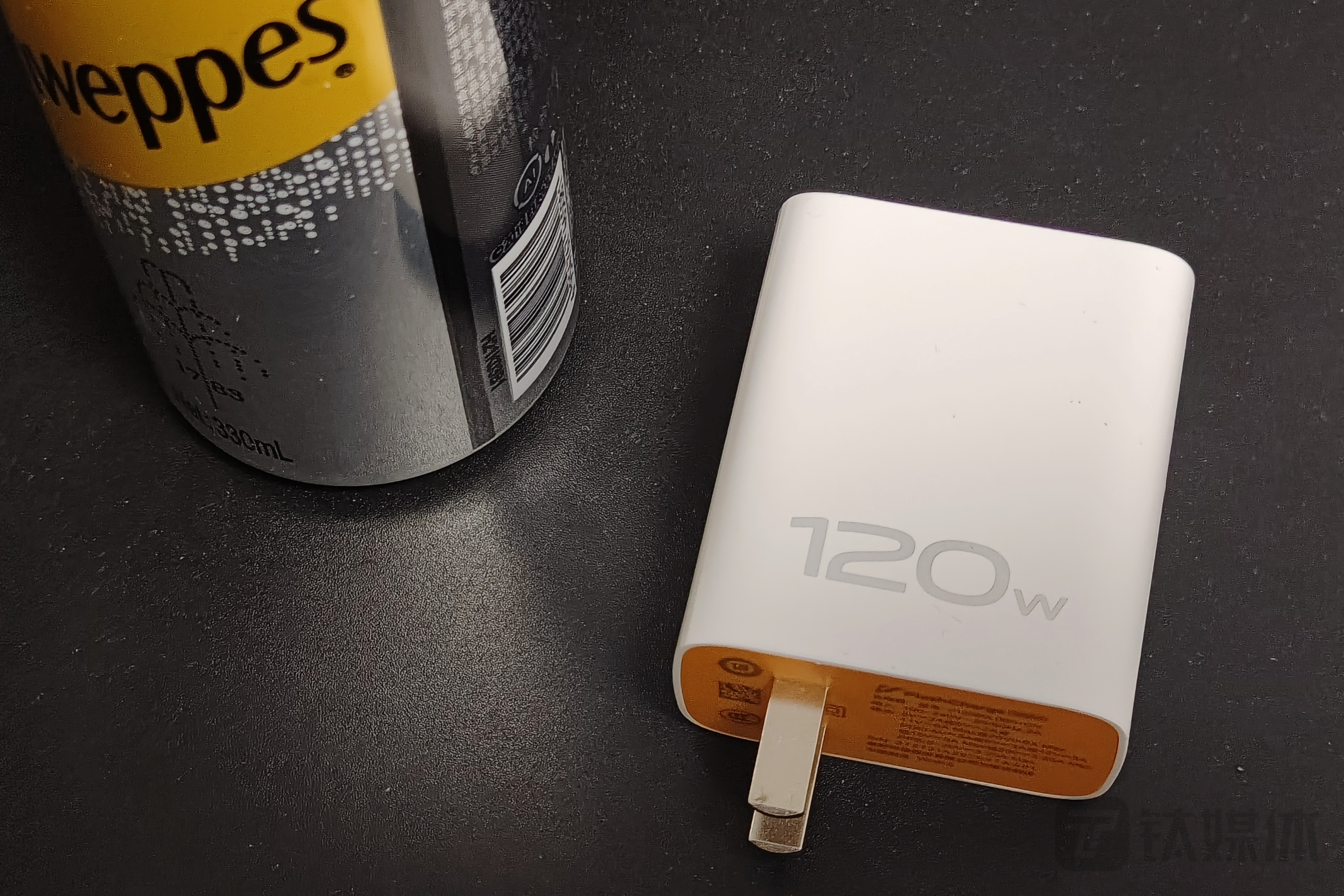 120W充电器与饮料罐体积对比