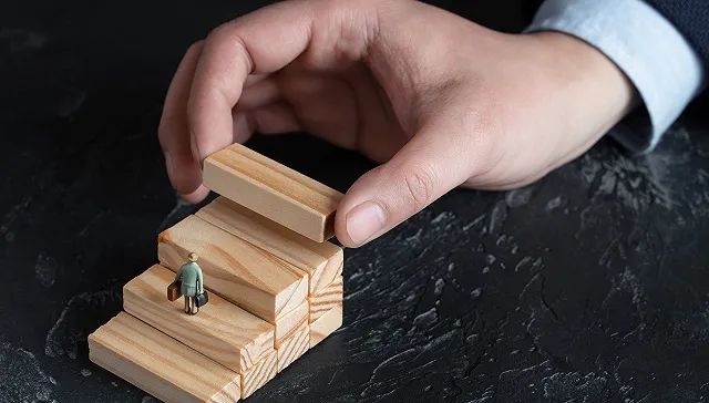 左手考公右手进“厂”，这届毕业生的利弊权衡