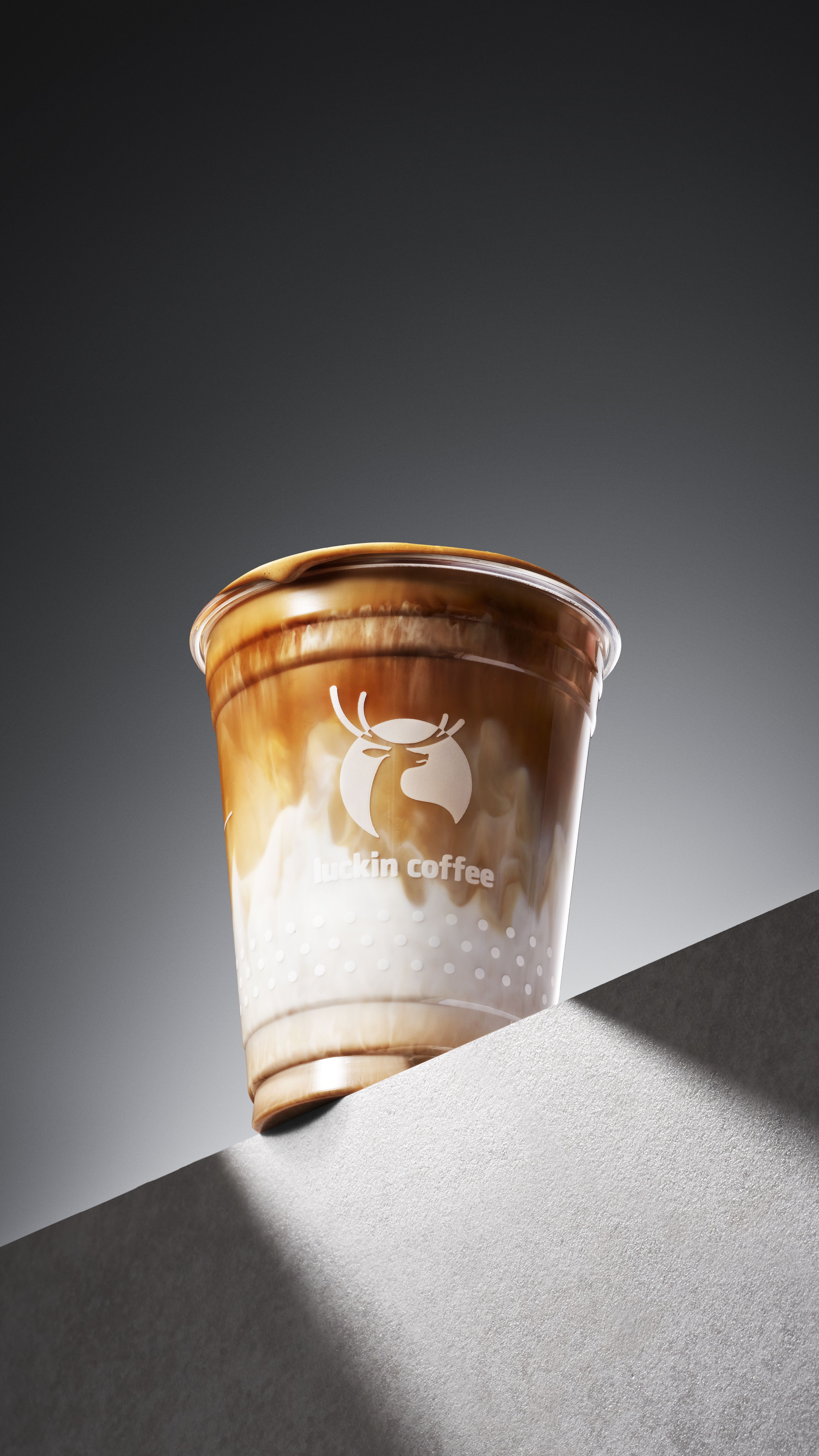 这届年轻人，手握瑞幸，将咖啡拉下文化神坛