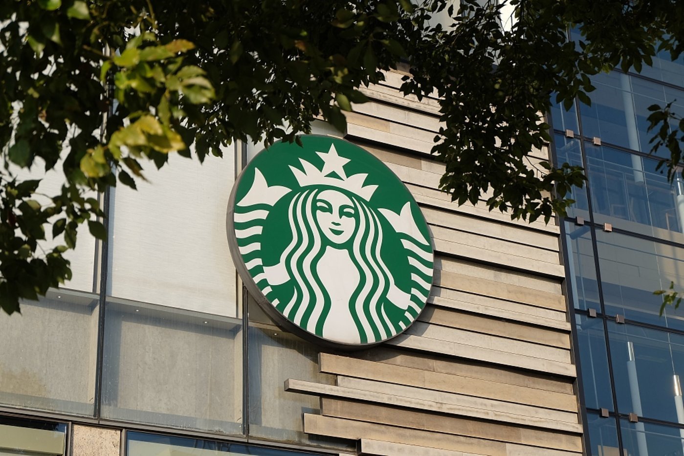 Starbucks Partners with Meituan on Takeout Delivery