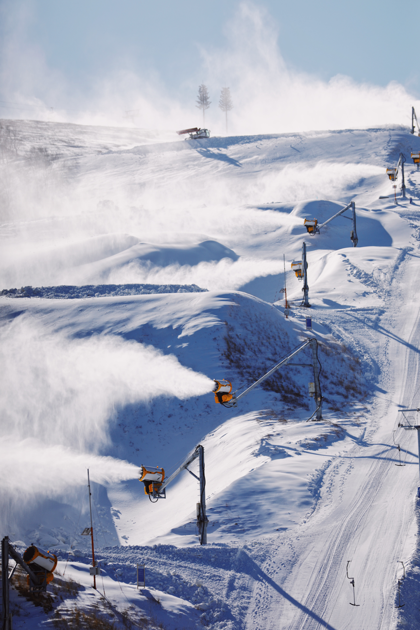 房价翻倍、旅拍扎堆、租滑雪服暴赚，谁在冰雪世界吸金？