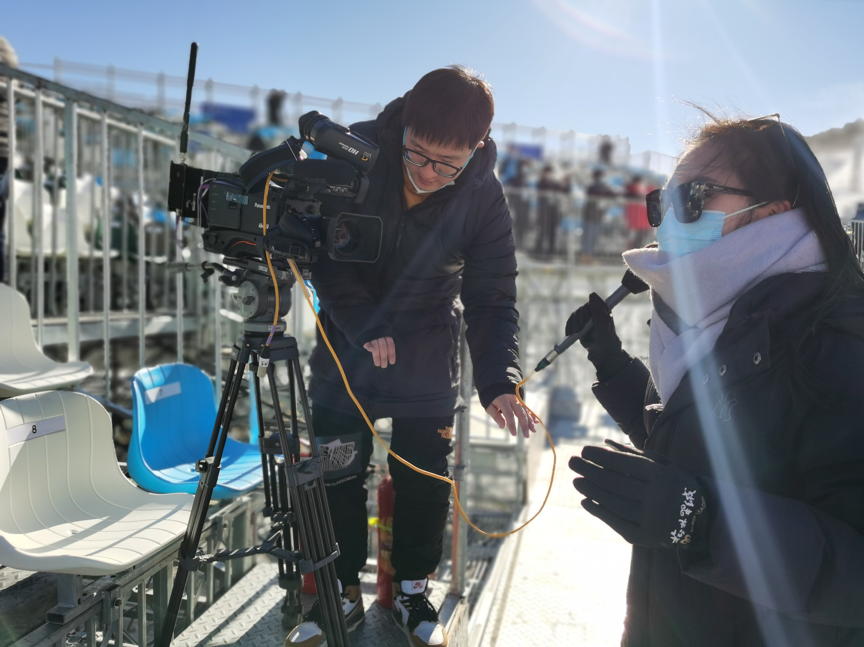 刘玄（右）跟摄像老师在调试设备