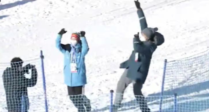 随着DJ起舞的大爷大妈