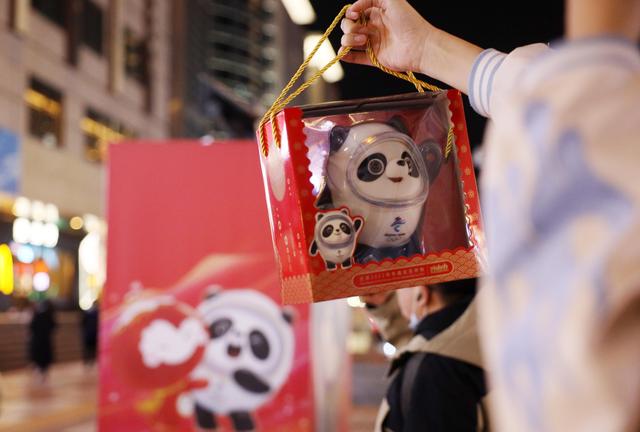 冰墩墩爆火，线上线下“一墩难求”，相关上市公司受益