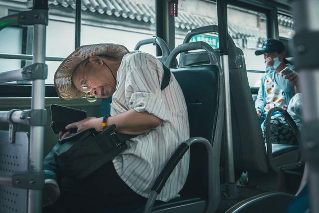 小镇父母的人情江湖，在抖音快手里