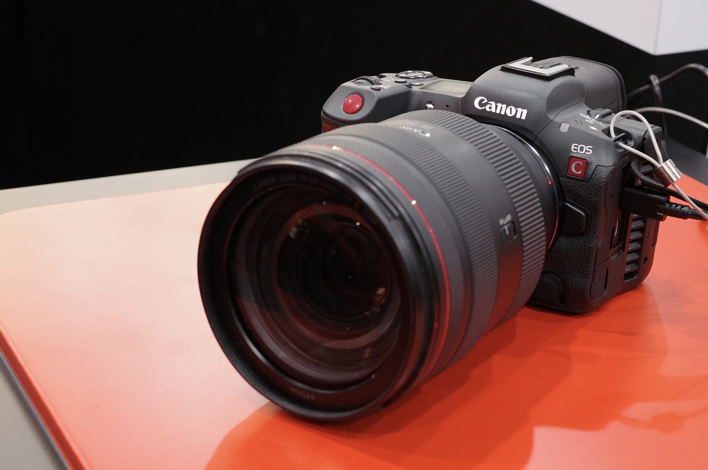 主动散热释放8K60P潜力，佳能发布EOS R5 C摄像机 | 钛快讯