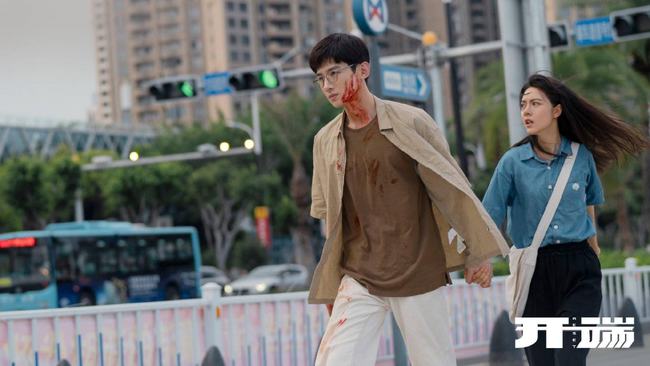 中年CP回归「偶像剧」，新生代用短剧博未来