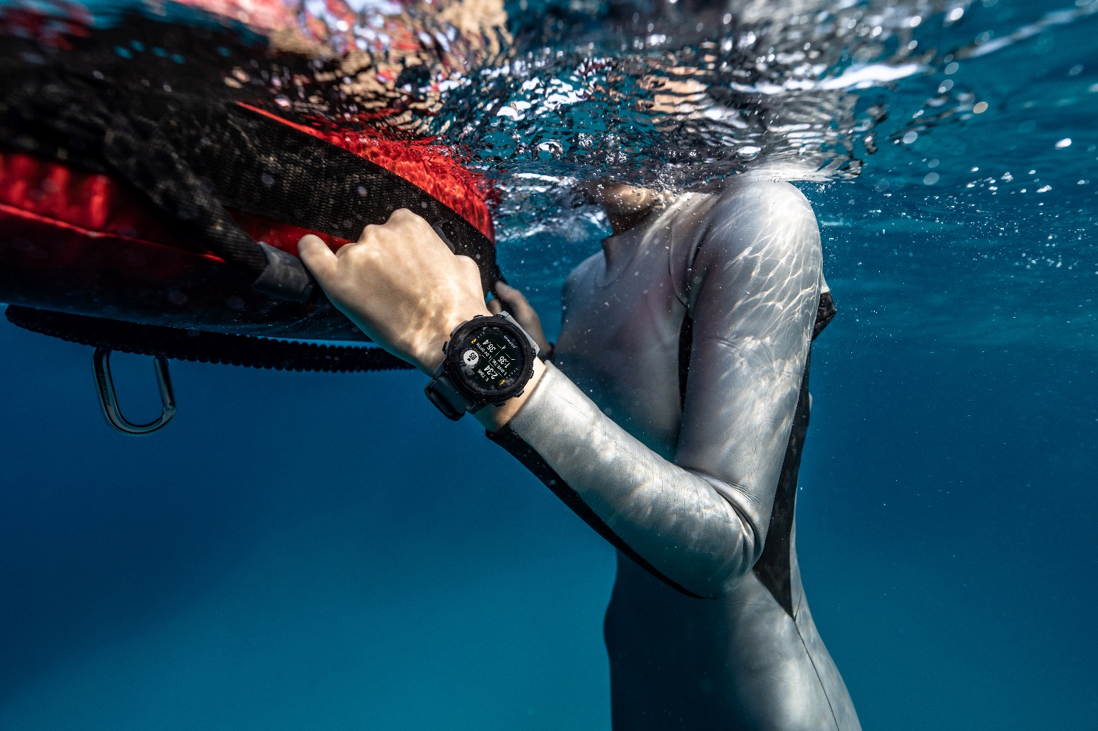 满足专业需求与智能生活，佳明发布Descent G1潜水电脑表