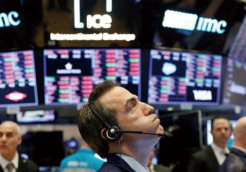 美股遭遇“黑色星期一”，道指狂泻近800点，市场提前消化加息预期？