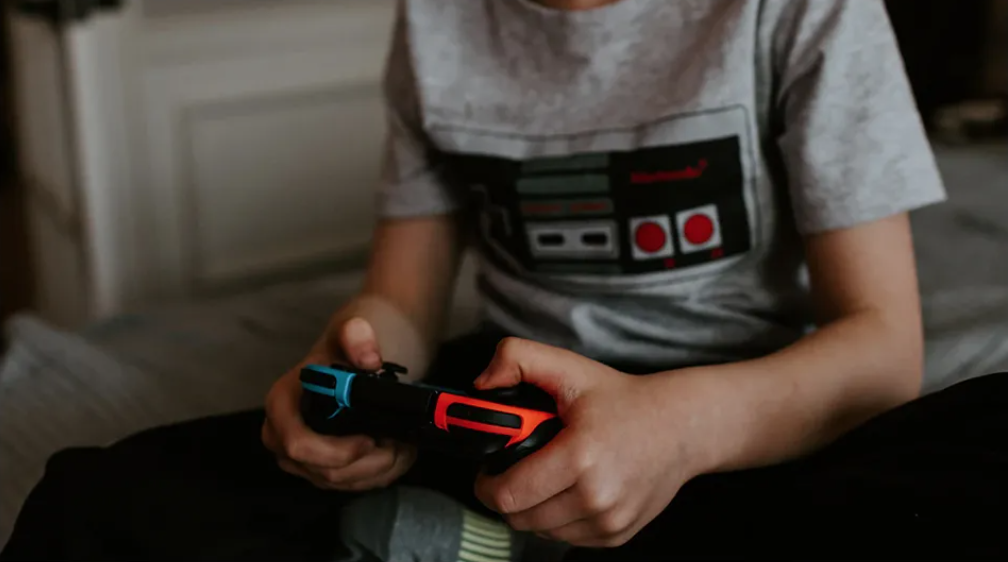 谁在榨干95后的童年回忆