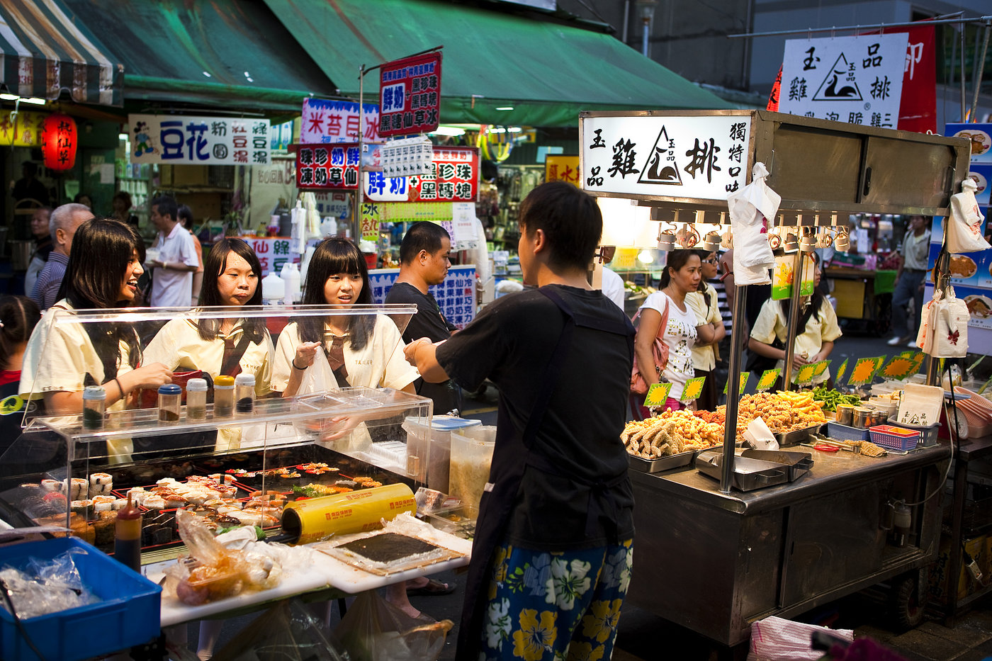 以前看不起的“摆地摊”，你已经高攀不上了