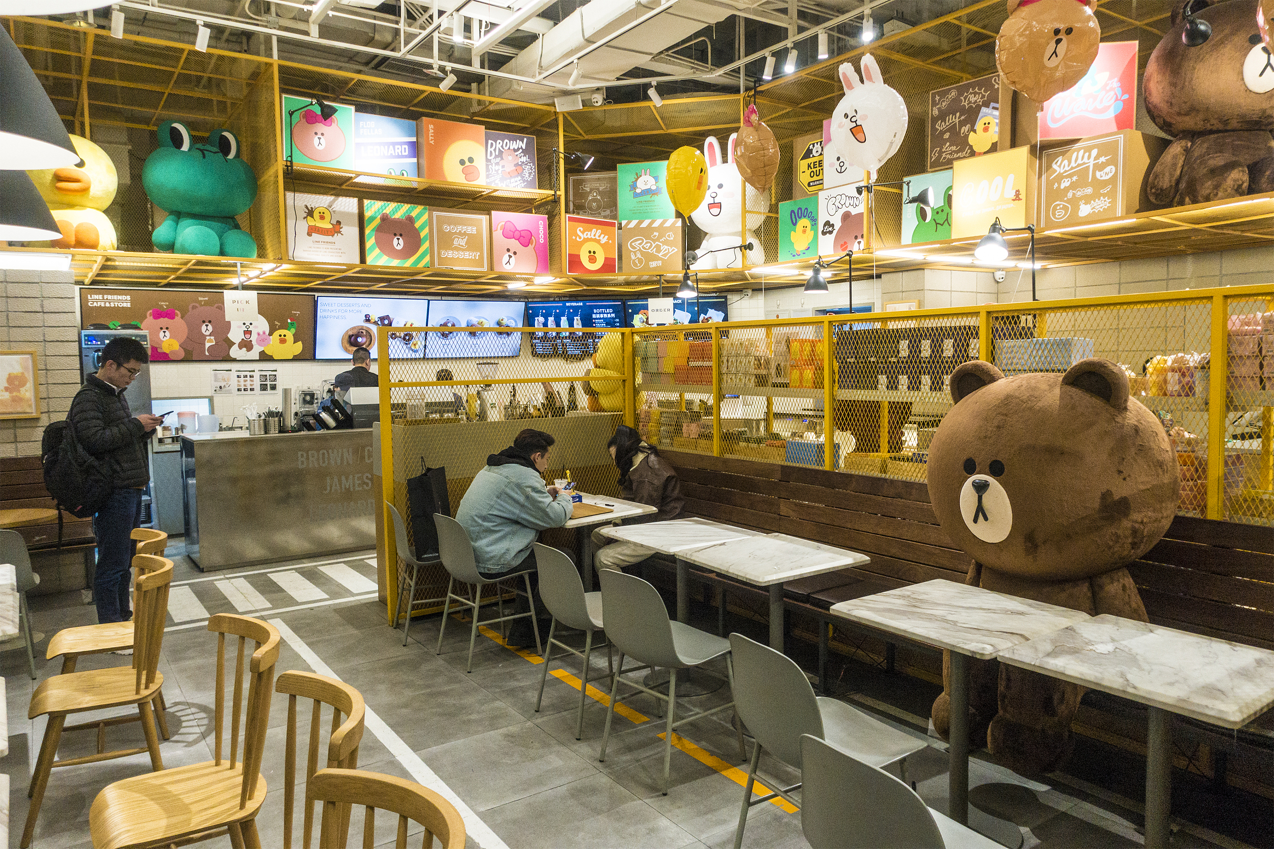 “布朗熊”关店背后，看尽潮玩IP的建设之路