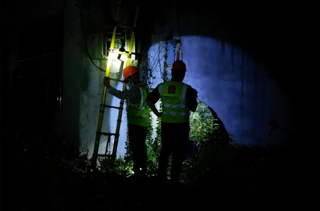 东航坠机搜救现场侧记：为了网络畅通的三个日夜