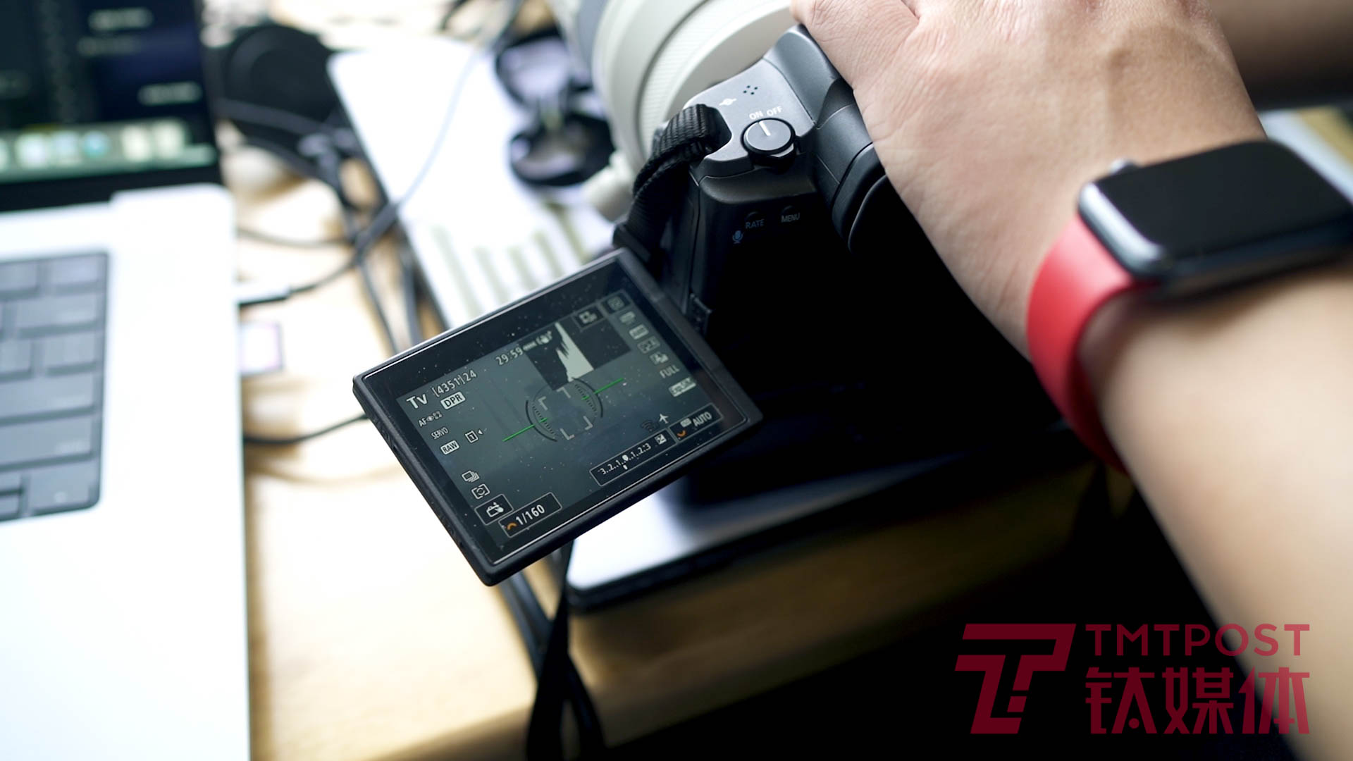 谢集潇从相机取景器里观察发射塔