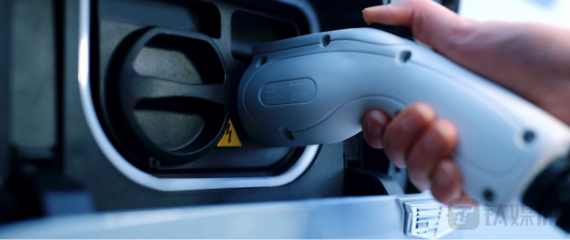 连接充电桩的状态下,LYRIQ可以帮助电池保持合适的温度(图片来源:通用汽车)