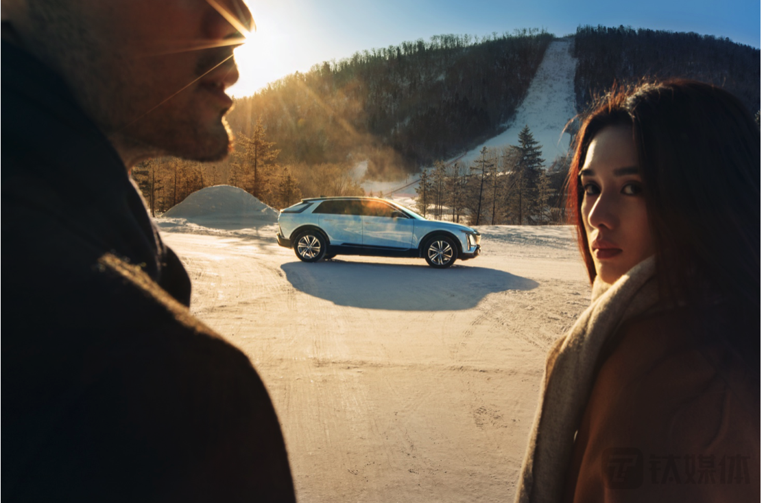 凯迪拉克试图从产品图片中传递出一种信息:我们,冬季,户外(图片来源:通用汽车)