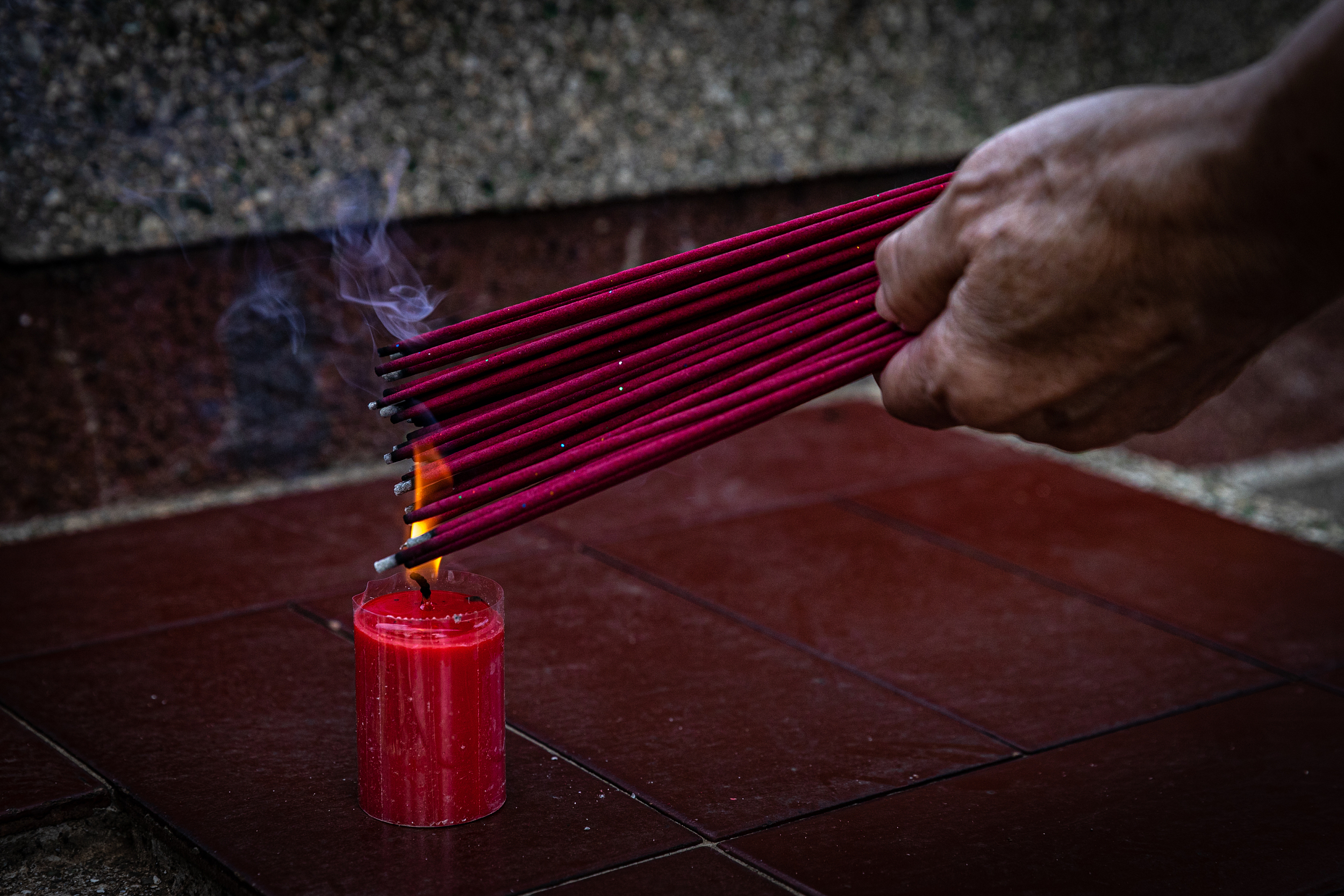 有偿代扫墓，当追思成为一门生意