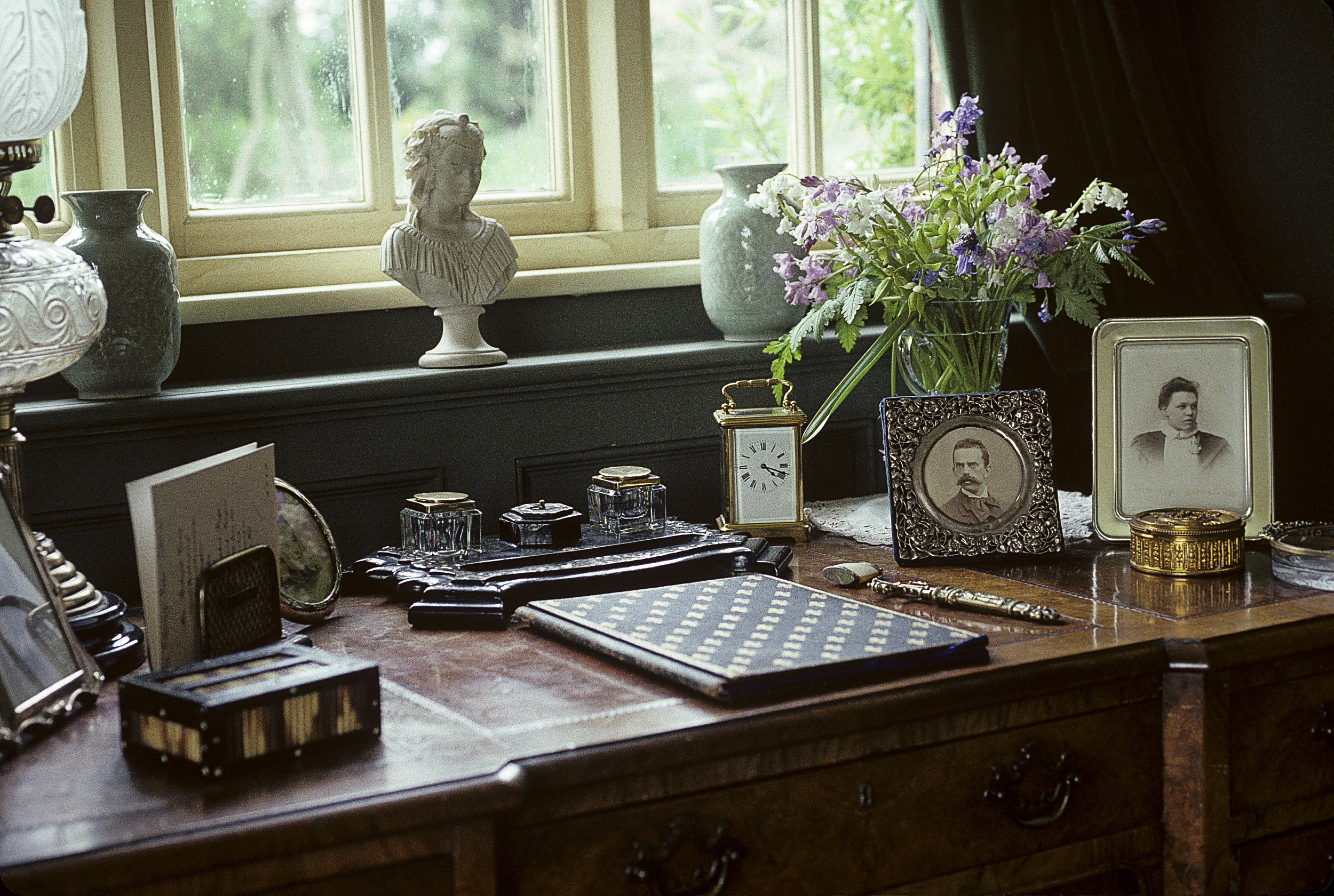 00后职场人住进工位里