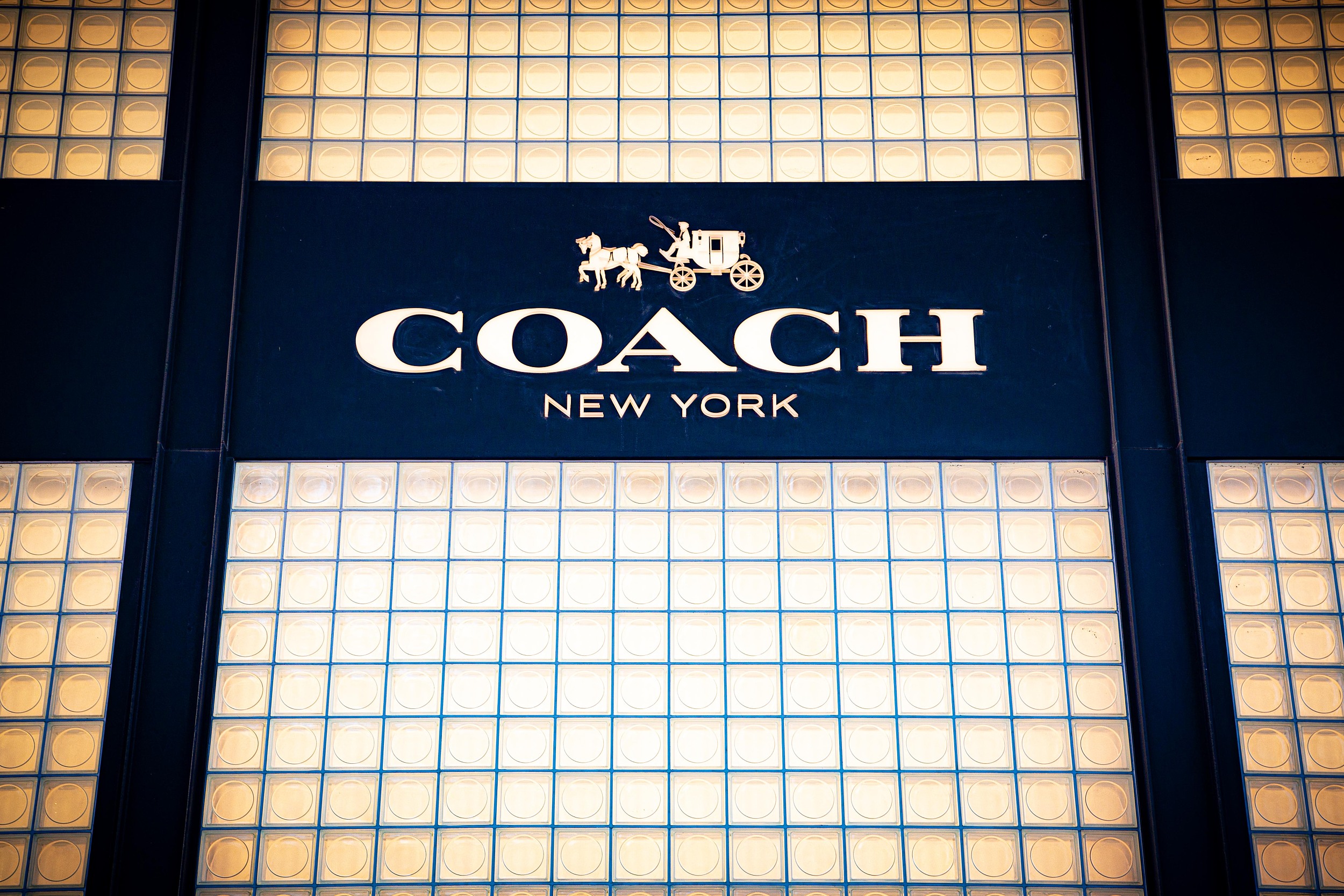 奢侈品加快数字化进程，仍有大牌不愿“屈尊”，跑赢的会是谁？