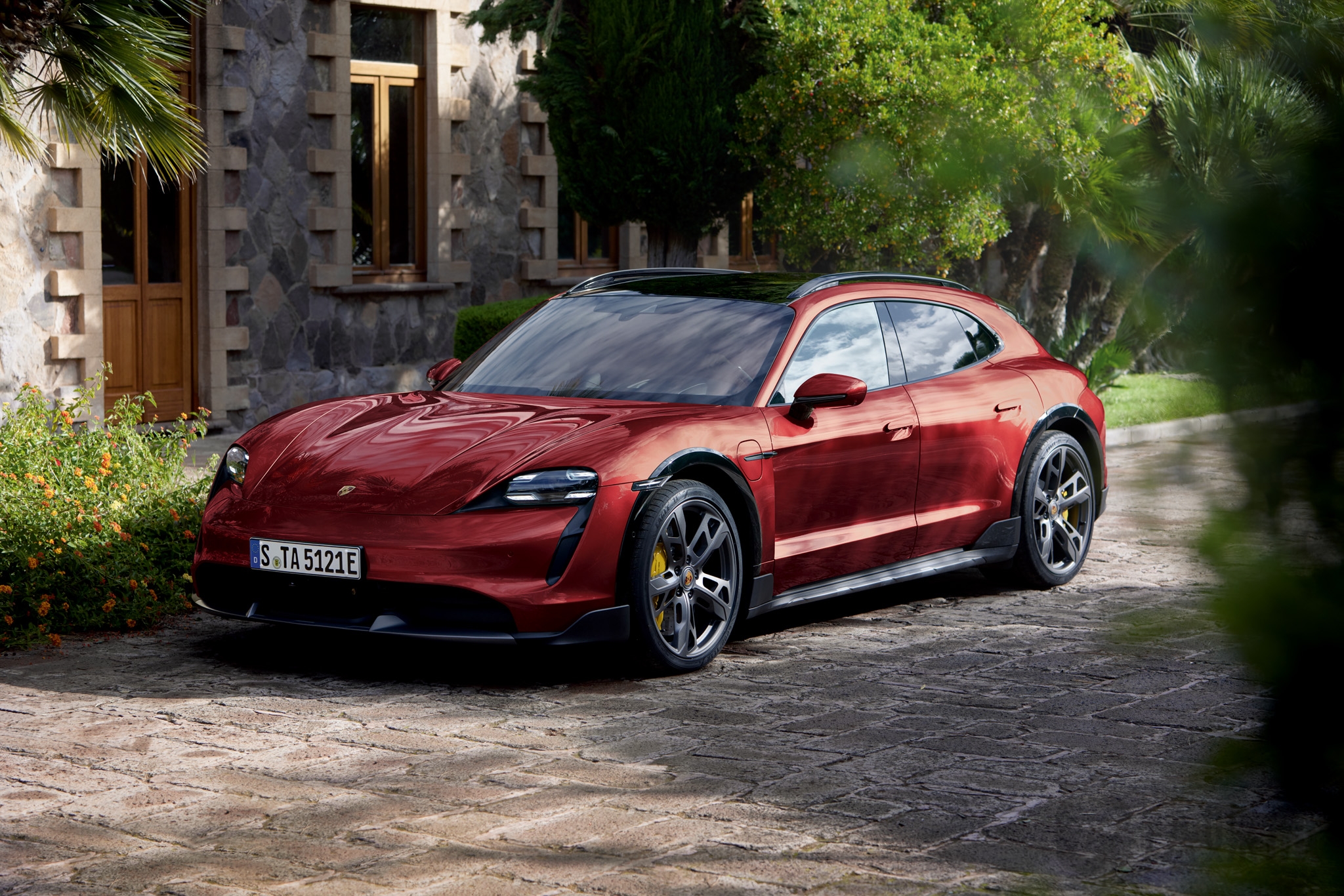 能越野的保时捷Taycan Cross Turismo来了，最低只要968,000元|一线车讯