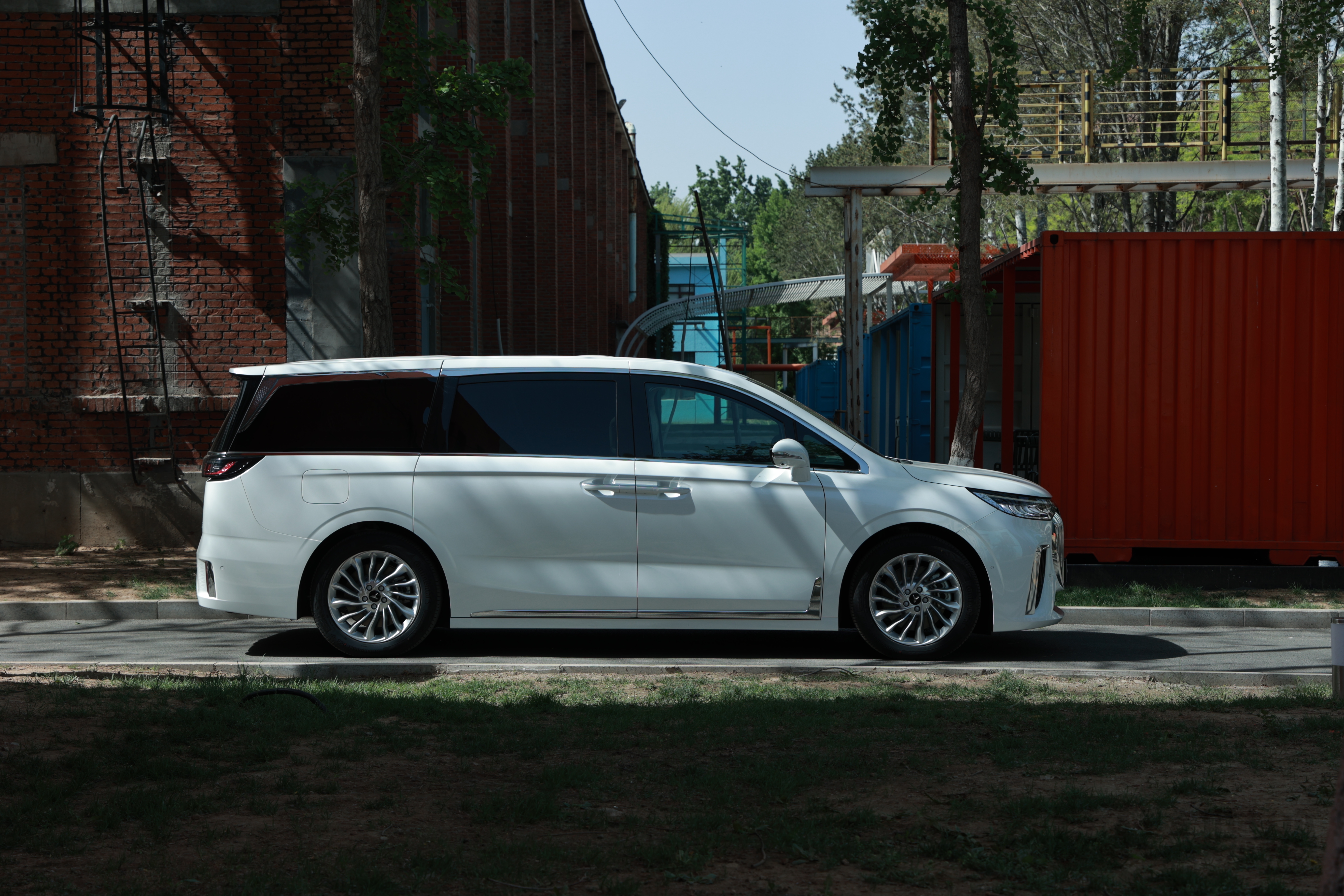 开着岚图梦想家的六个小时里，我和小伙伴玩了三次COSPLAY