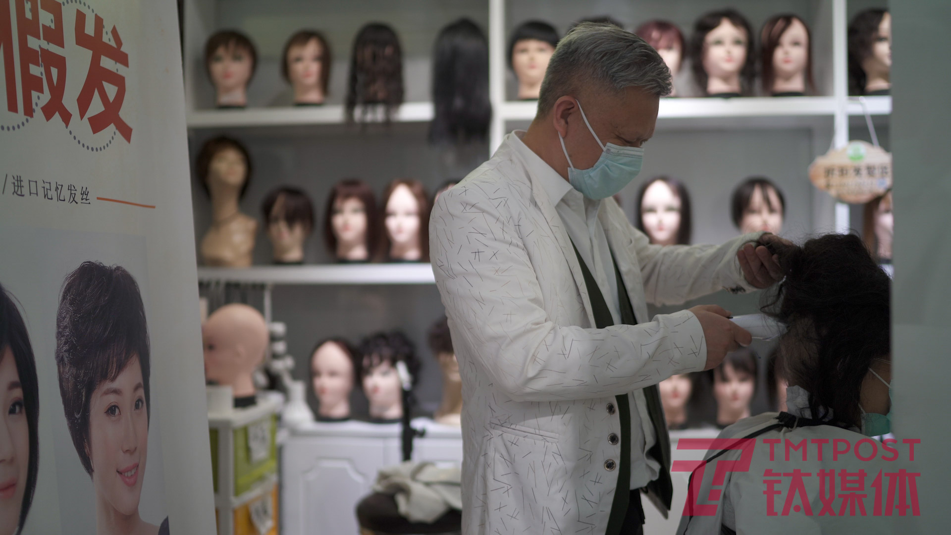 王峰正在给客人推头