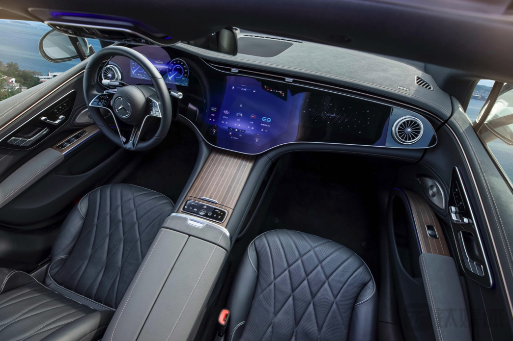 如果遮掉方向盘上的logo，奔驰的内饰设计已经与前代产品大不相同。（图片来源：奔驰）