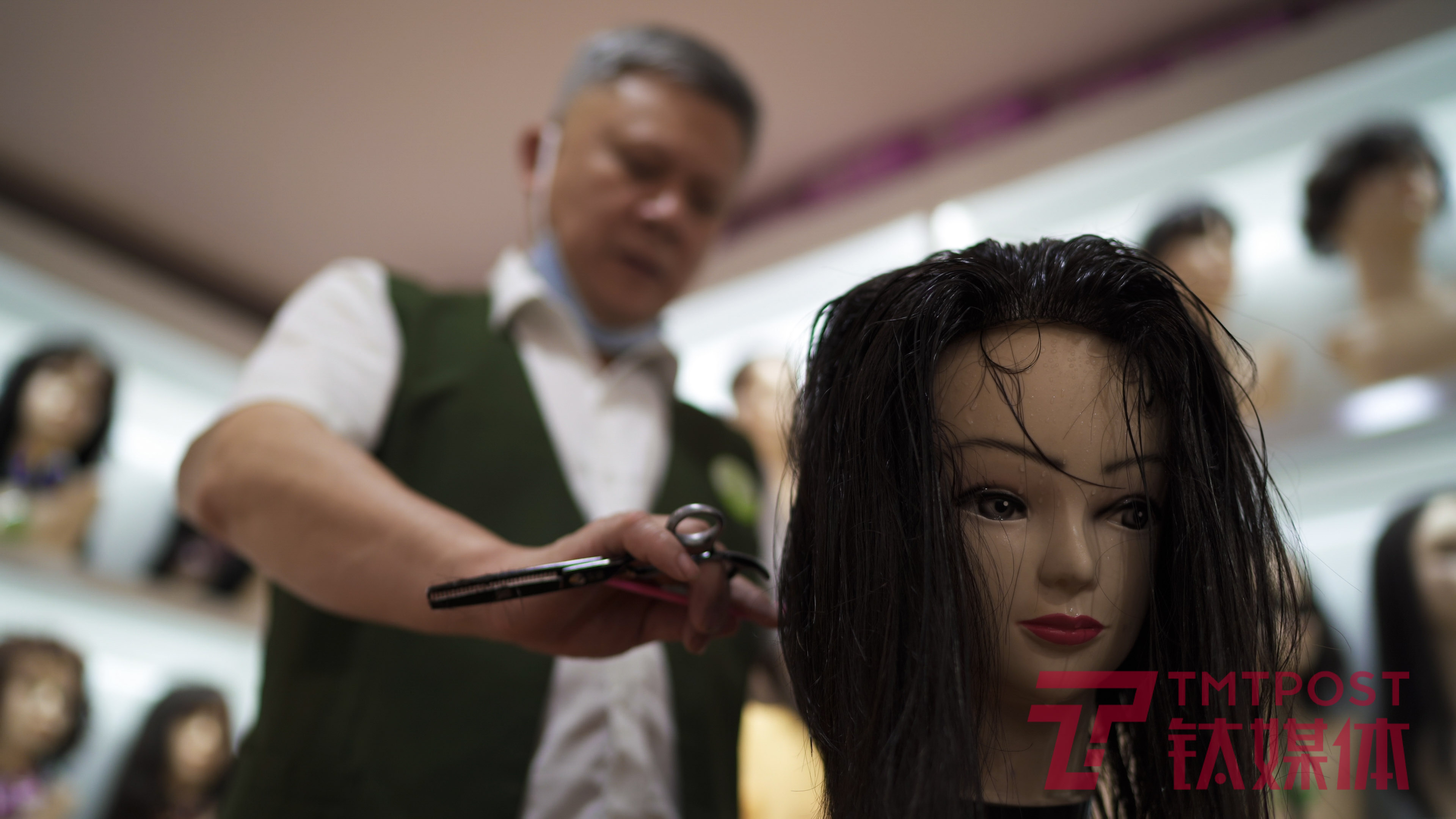 舒庭假发店内，王峰正在修剪假发