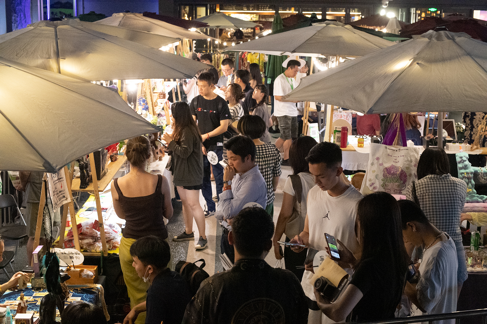 爆火的市集：年轻人沉迷，摊主日入过万