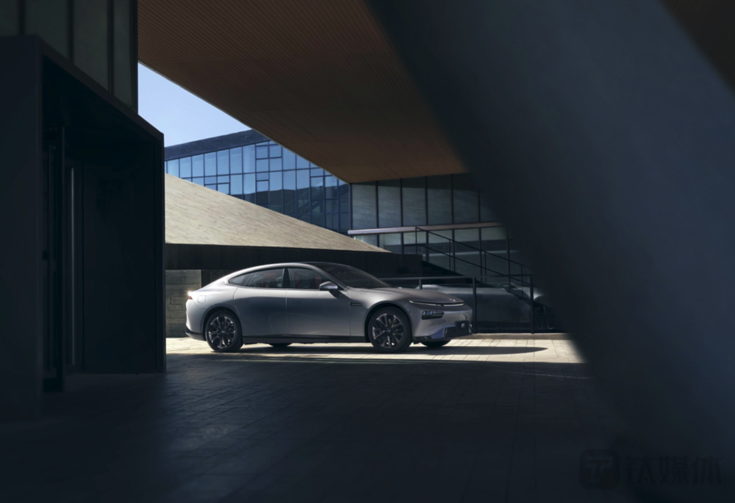 小鹏汽⻋官宣政策调整，标配智能辅助软件