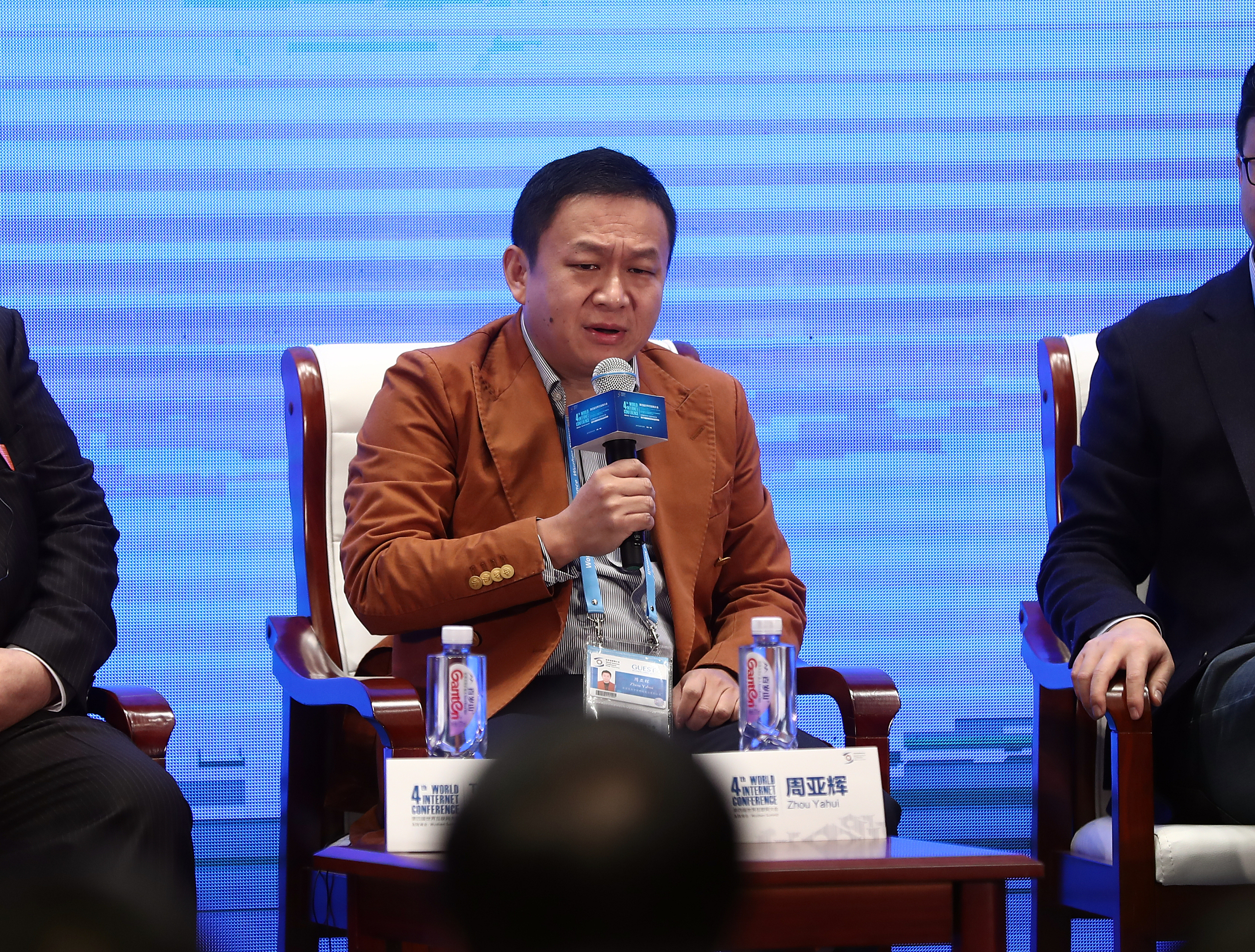 股民想念周亚辉