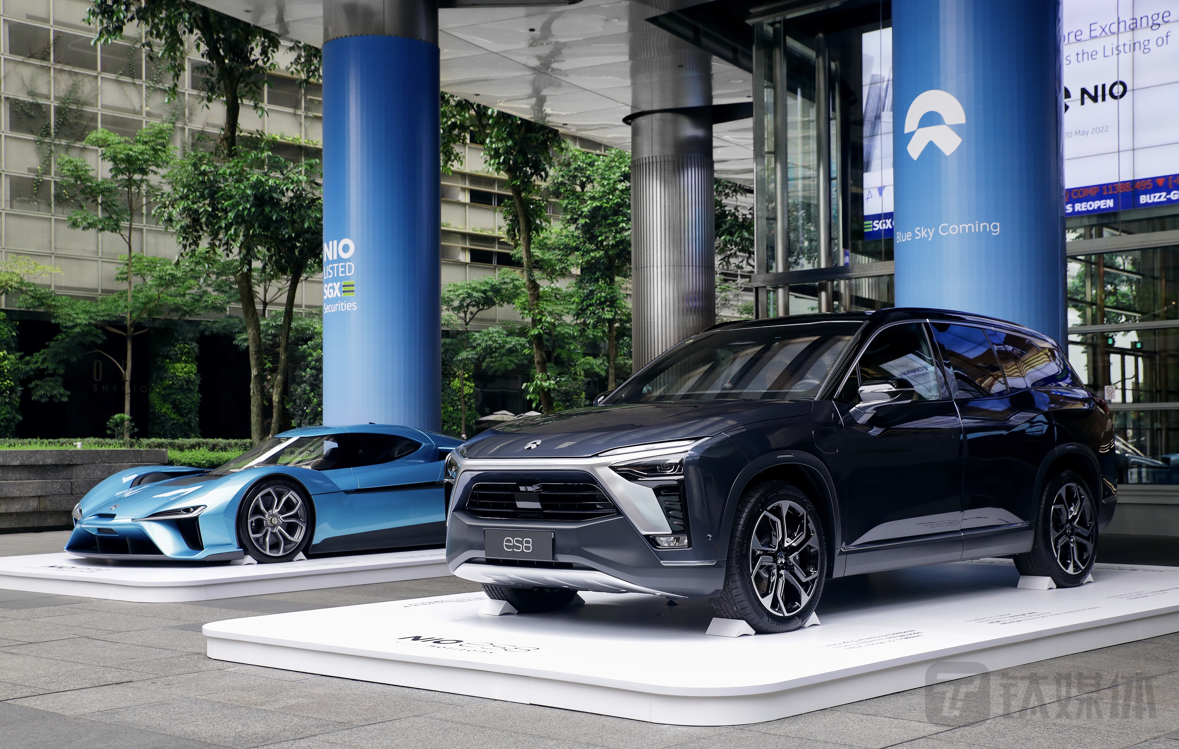 蔚来最具代表性的两款车型出现在新加坡交易所门前（图片来源：蔚来）
