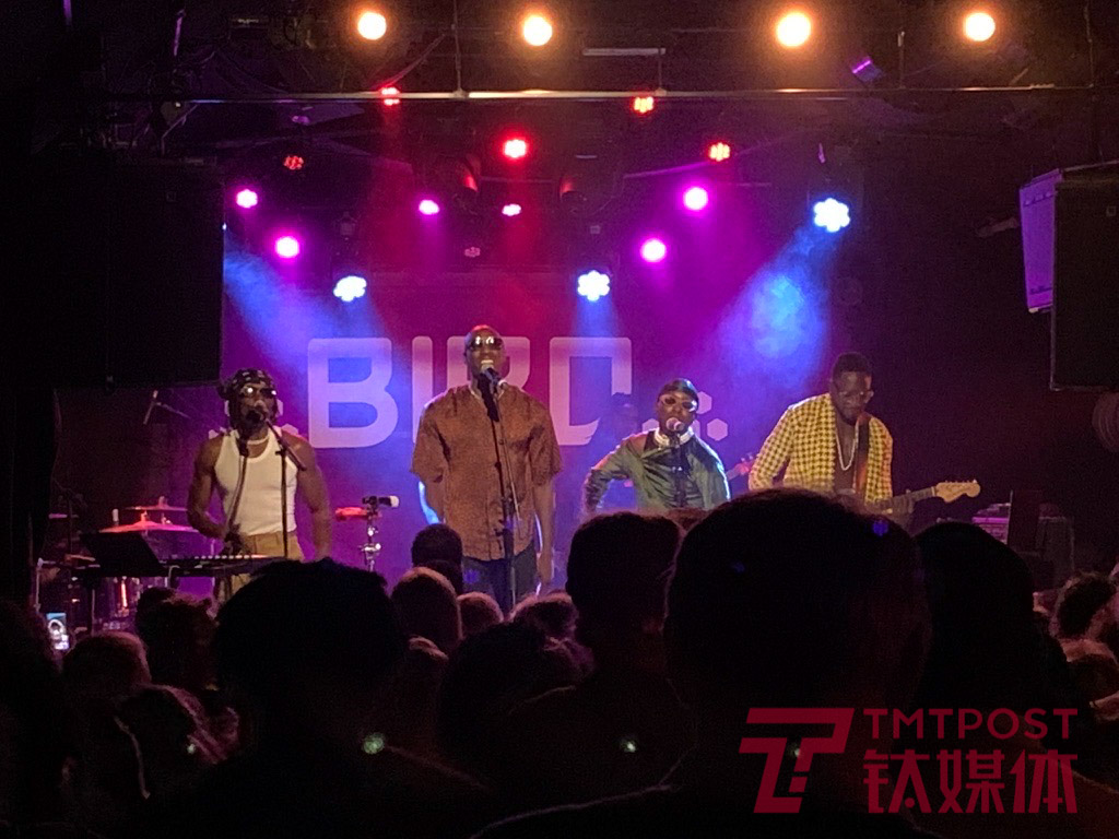 2022年4月，Liz在音乐演出现场