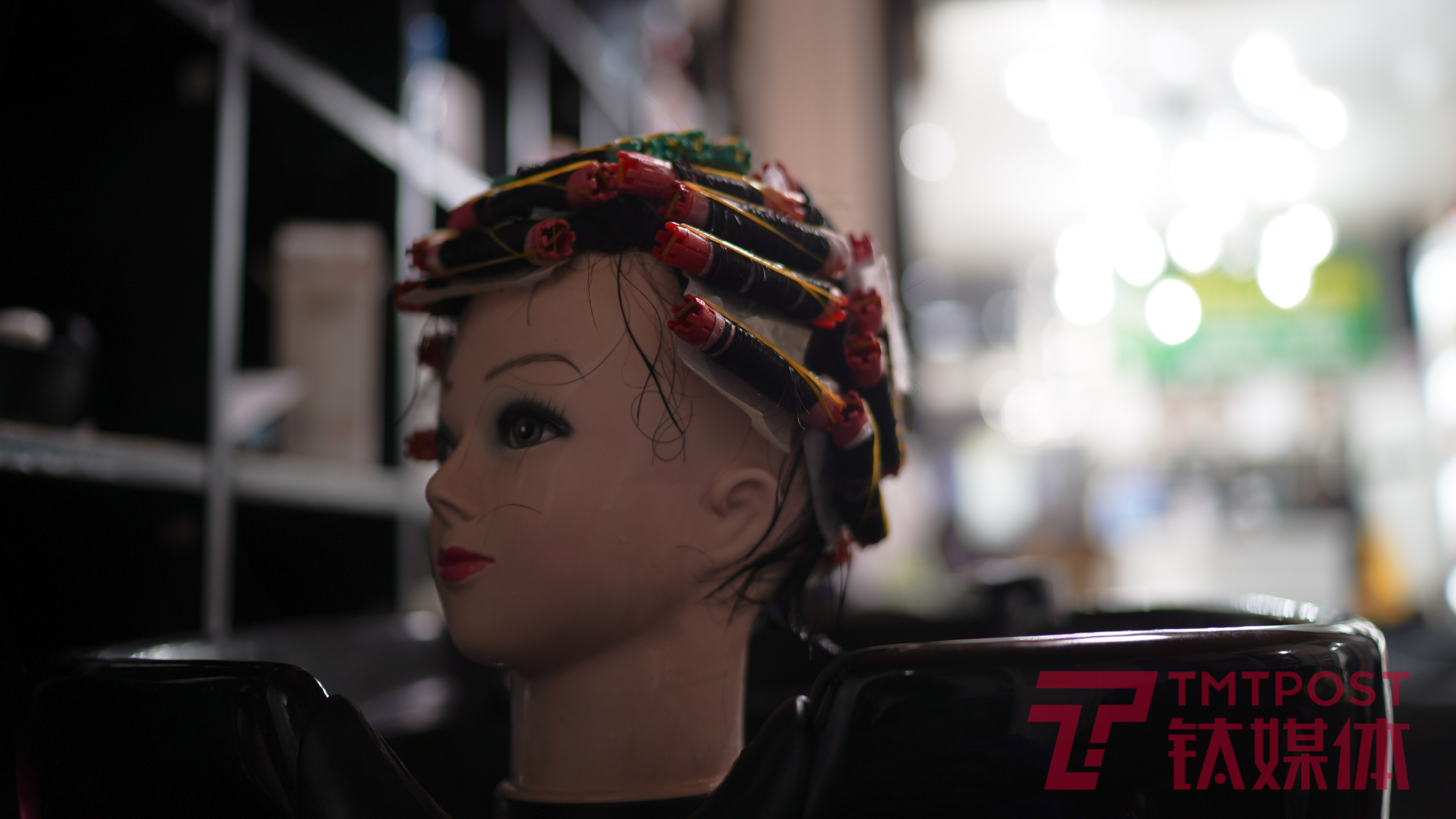 Wang is styling a wig at Shuting