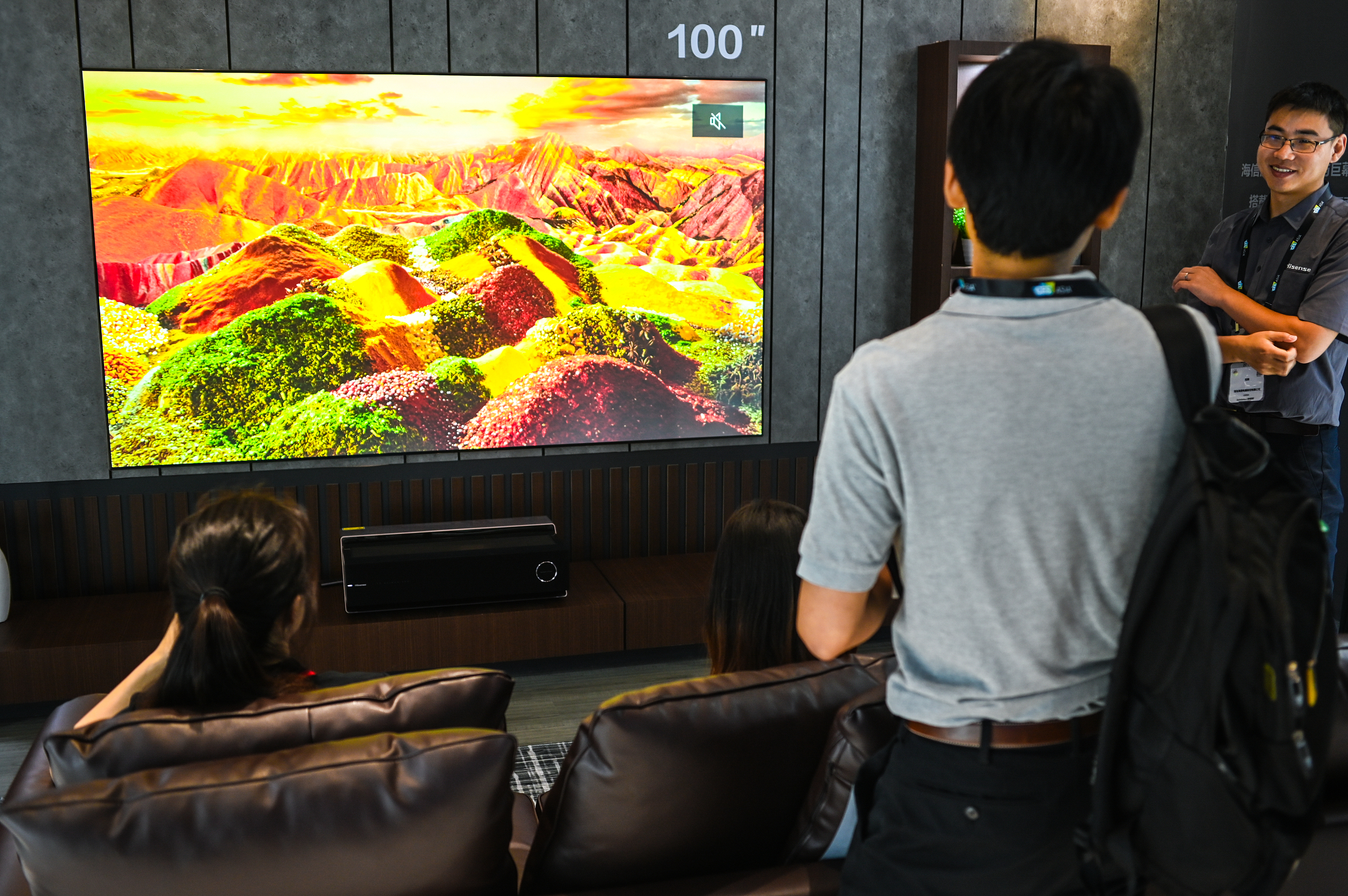 极米坚果对决三星海信：智能投影仪的风向哪吹？