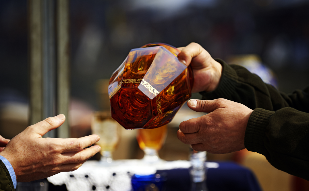 天天鉴宝暴雷背后：拖欠数千万、APP停摆，创始人预谋跑路？