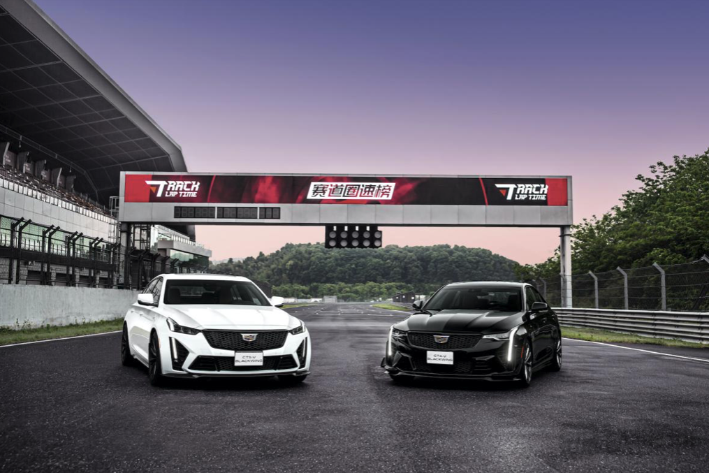 我宁愿坐在凯迪拉克V系列里听发动机的轰鸣，也不要坐在FE的看台上看默片