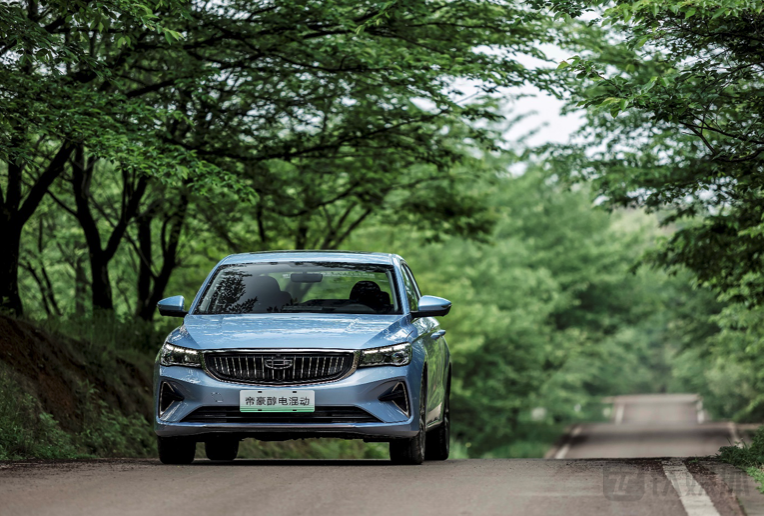 全球首款甲醇混合动力轿车吉利第4代帝豪上市 | 一线车讯