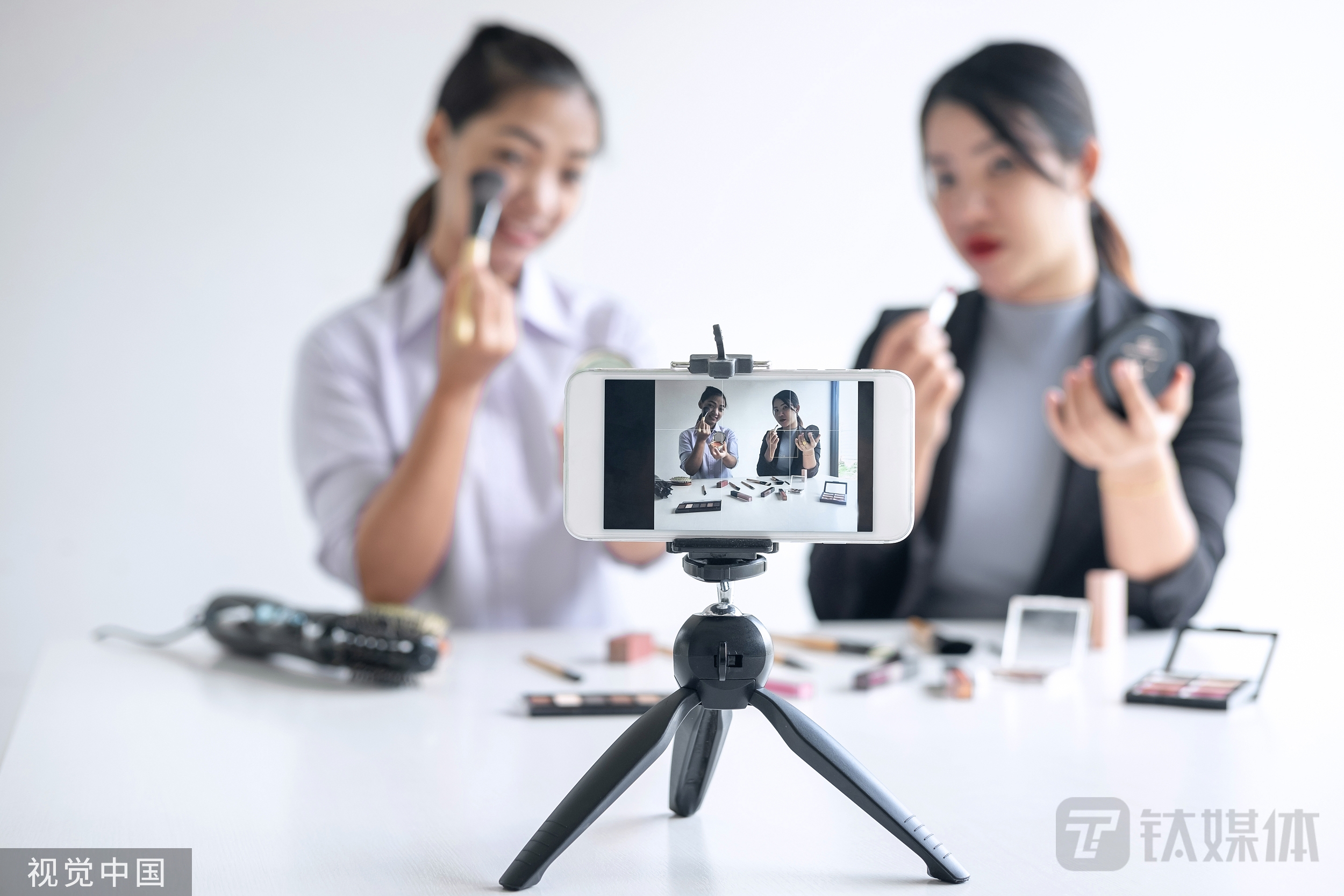 脱实入虚做网红，“主播”能否拯救“女鞋第一股”？ | 科股投研