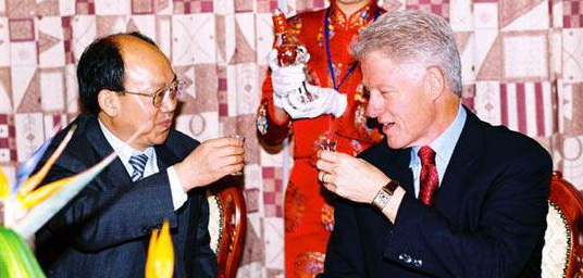 乔天明与克林顿共饮剑南春