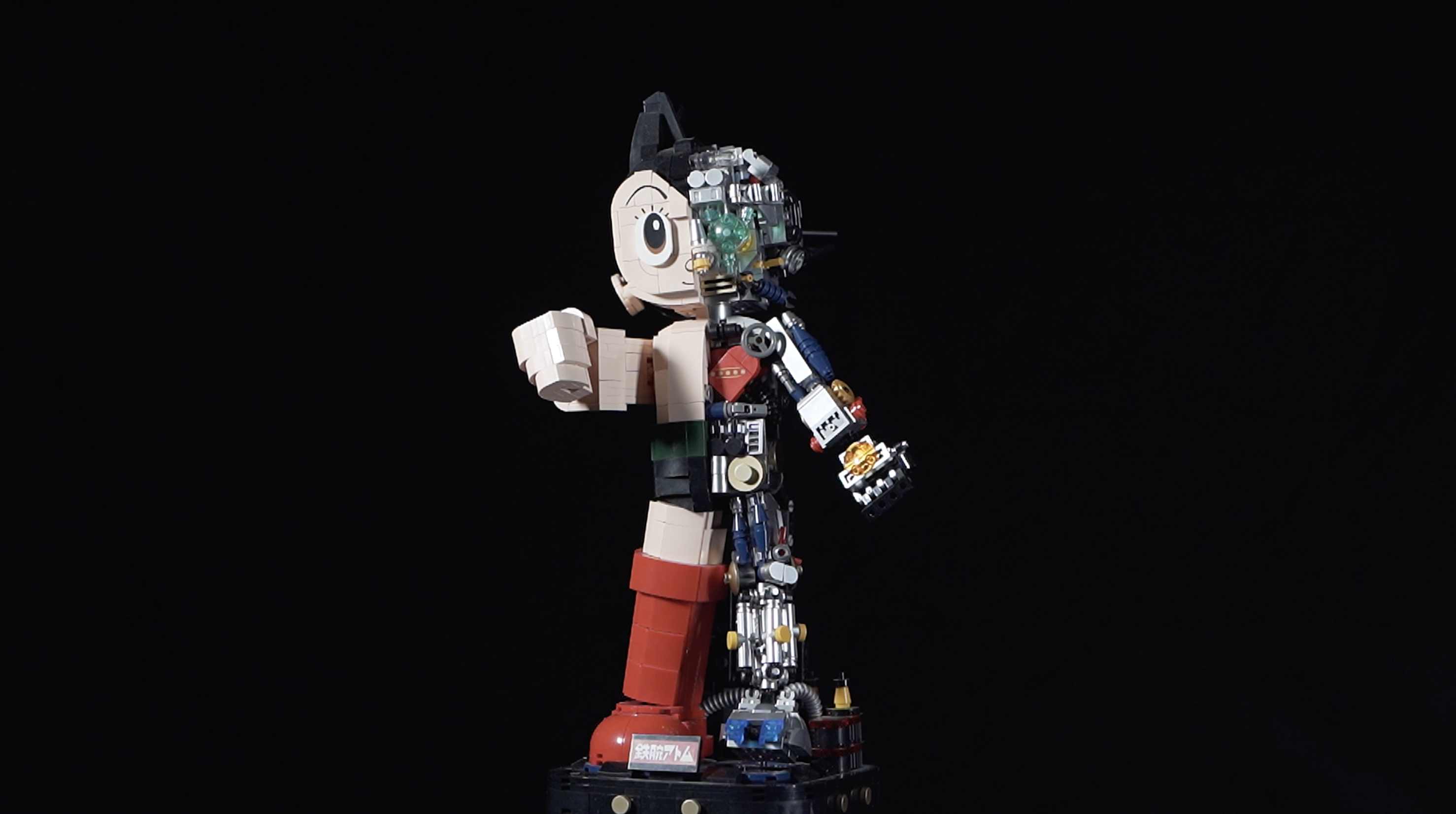 图为拼奇推出的阿童木透视机甲