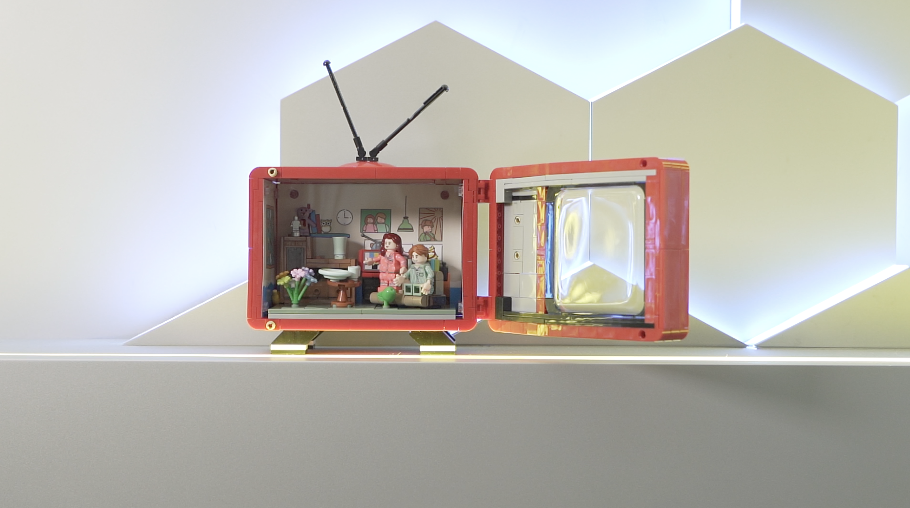 图为TOPTOY推出的积木套装——复古家电系列