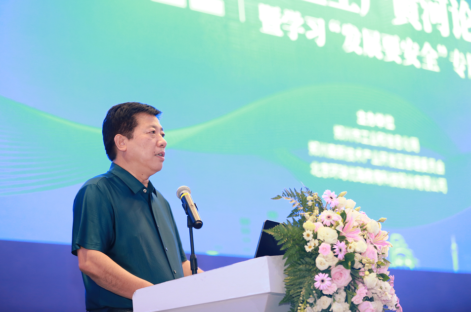 （郑州市应急管理局党委委员、副局长时富宗致辞）